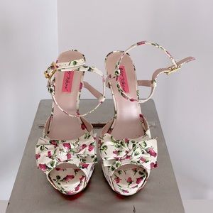 Betsy Johnson Rosebud Heel